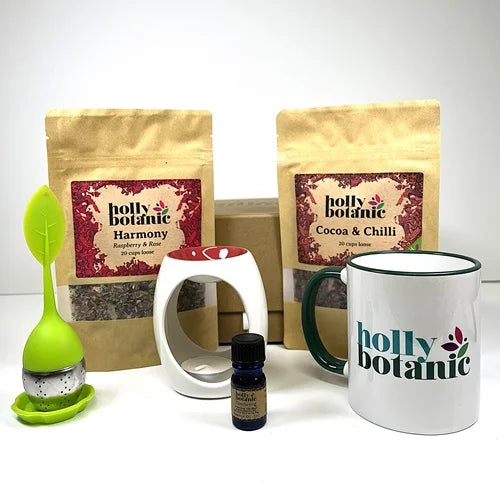 Duvet day gift set includes 2 cup harmony tisane, 20 cup cocoa and chilli tisane, comforting essential oil, mug, infuser and oil burner. Presented in a cardboard, magnetic-close gift box.